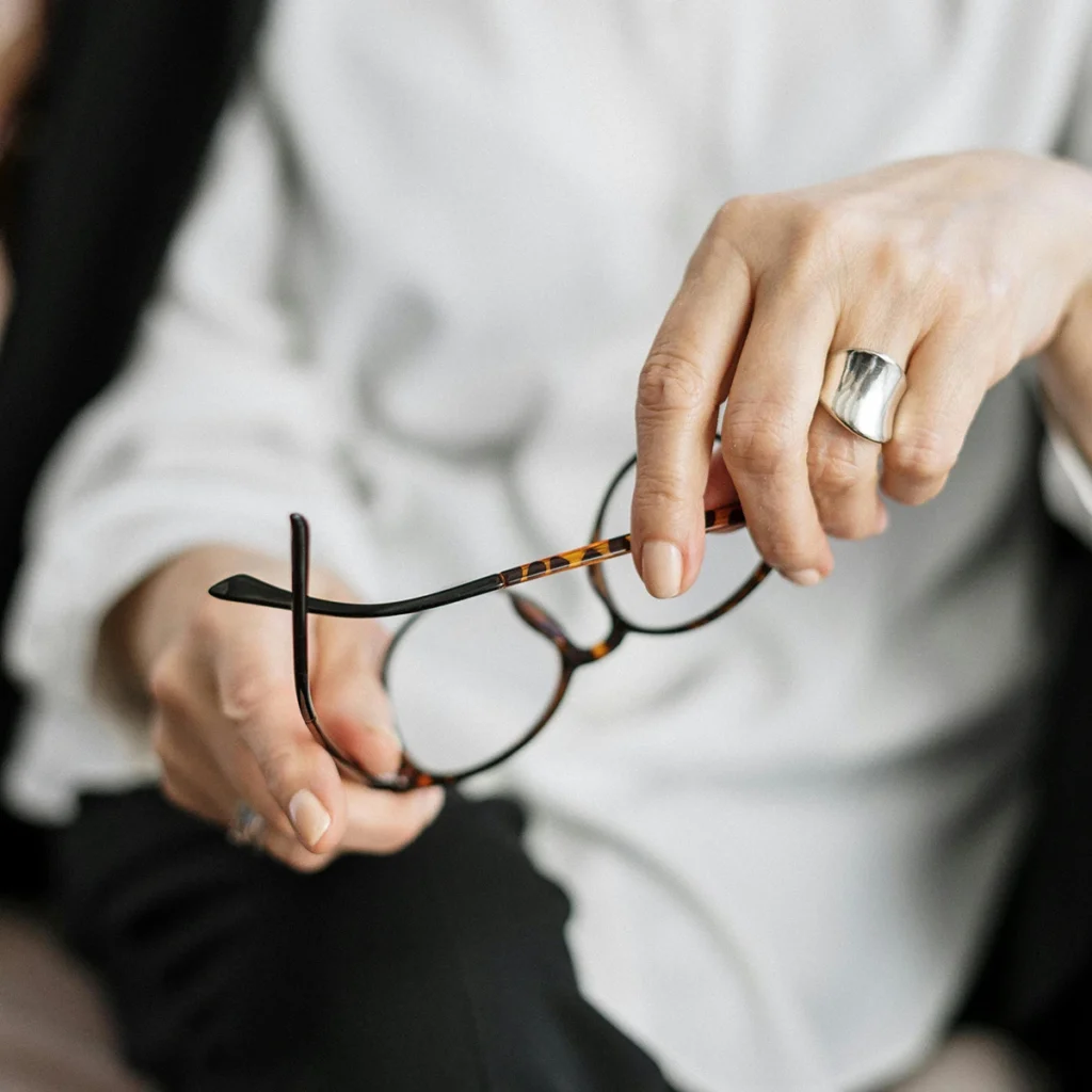 Frau hält Brille in der Hand – Christiane Steubing Business-Beratung und Coaching für Führungskräfte im Raum München