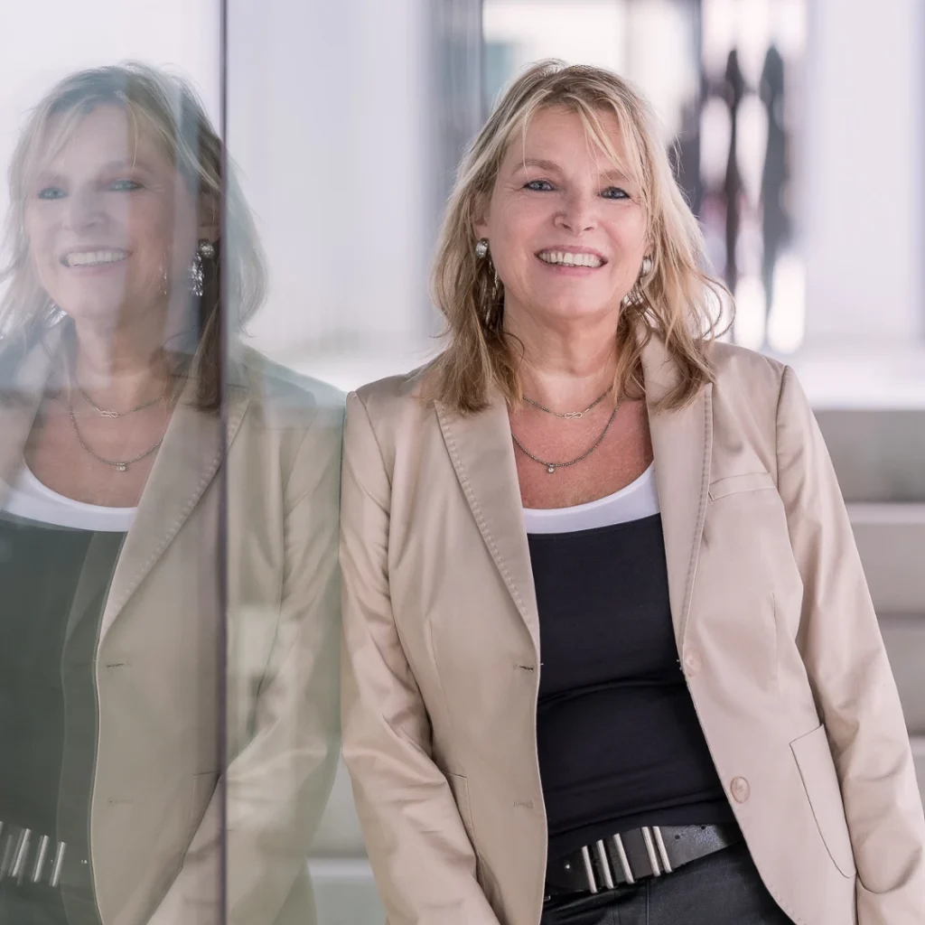 Coach Christiane Steubing ilehnt an einer Glaswand – Coaching und Trainings in Geltendorf und im Raum München