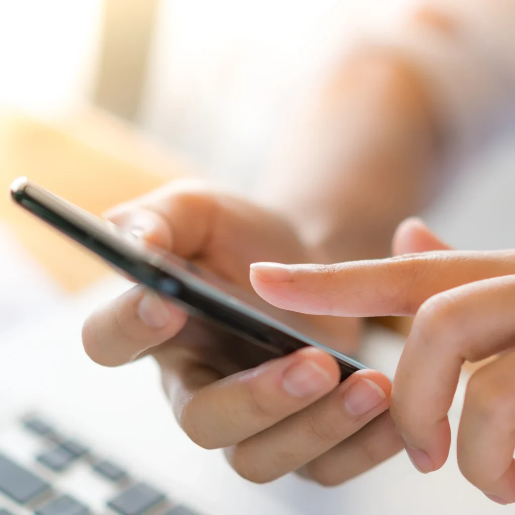 Person tippt auf Smartphone – Kontakt aufnehmen mit Christiane Steubing CS Service Consulting im Raum München